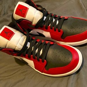 Air Jordan Retro 1 Bred Mid